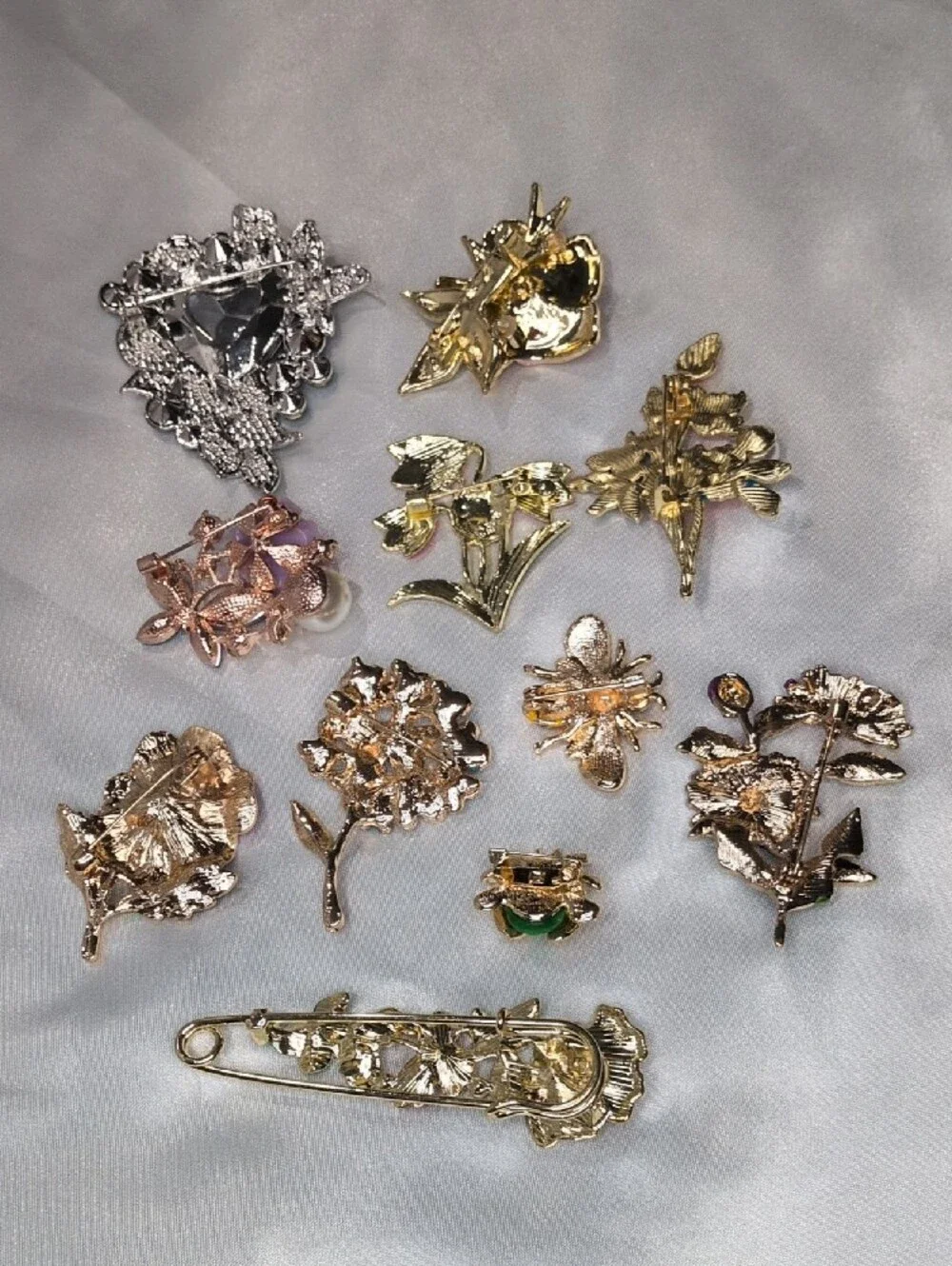 Lot of 12 Contemporary Floral Enamel Brooches Bee Ladybug Pansy Hydrangea Pin